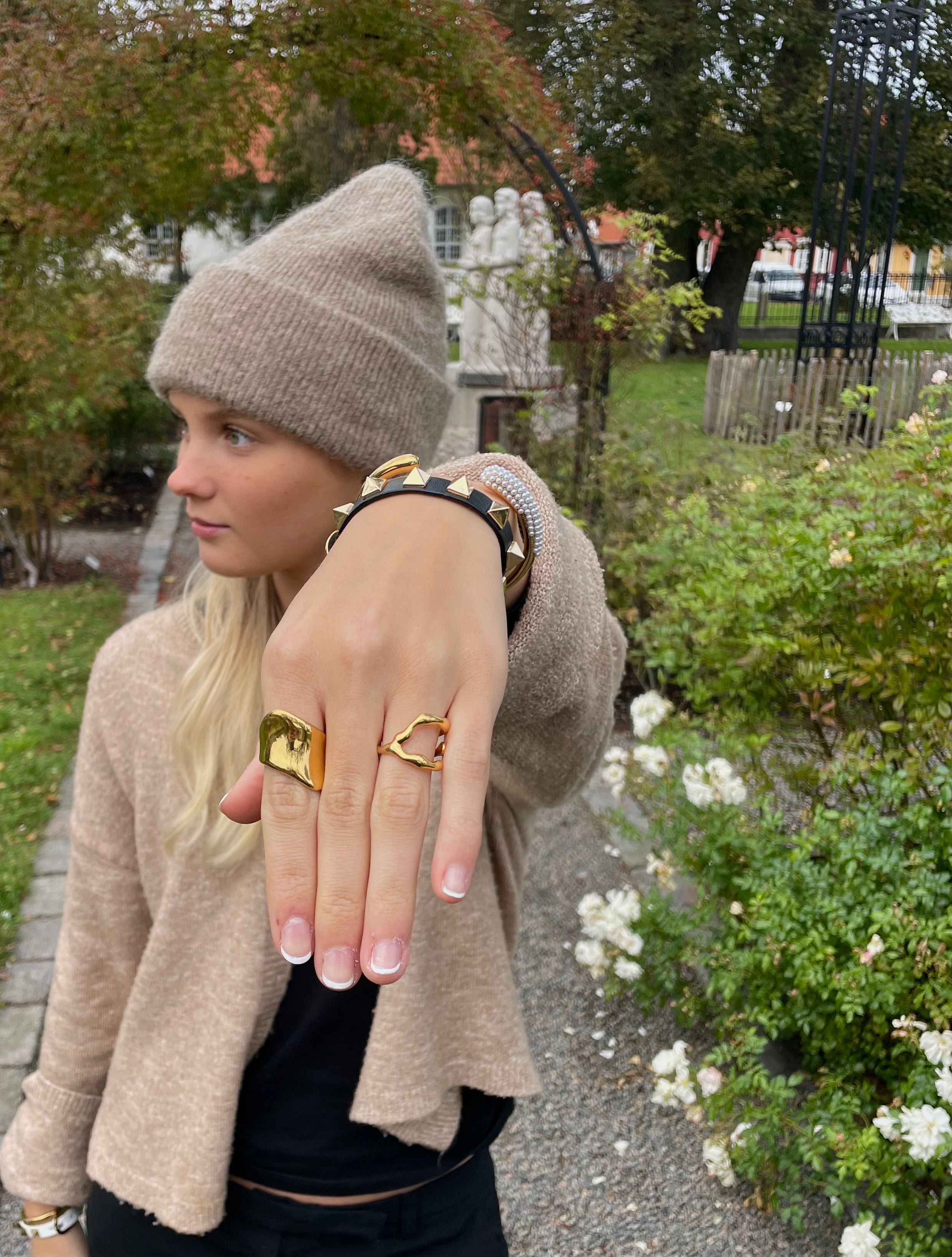 Stor merkelig ring
