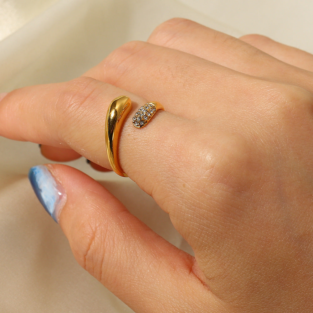 Diamond crisscross ring