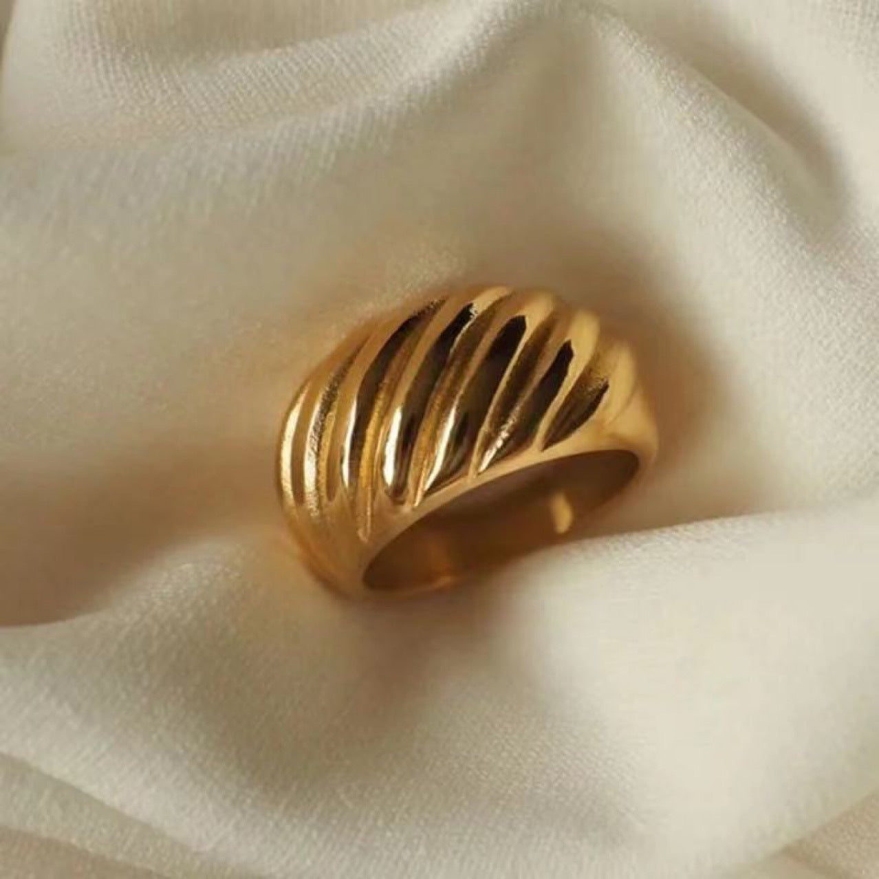 Curved ring