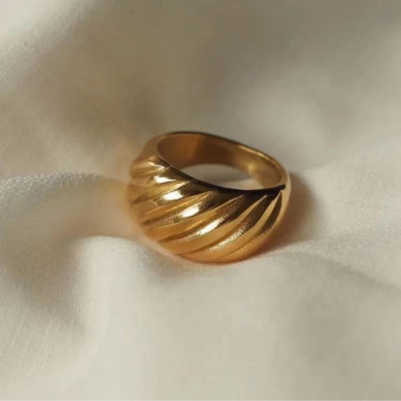 Curved ring